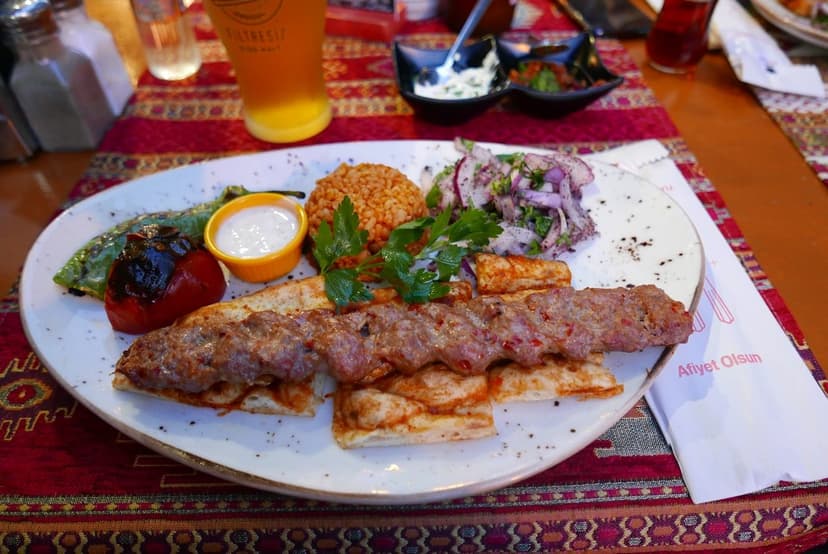Kebap porsiyonu, meze tabağıyla (temsili görsel)
