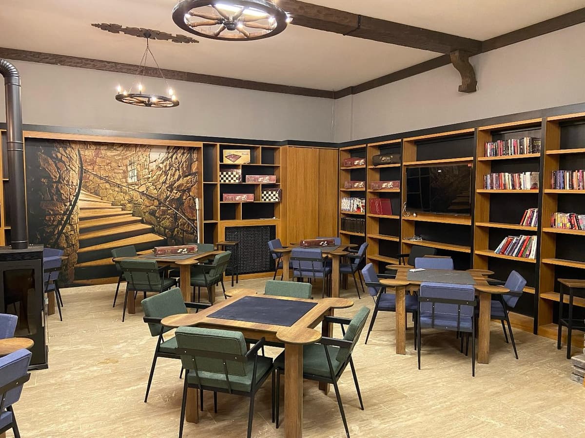 101 Cafe iç mekânı ve oyun masaları