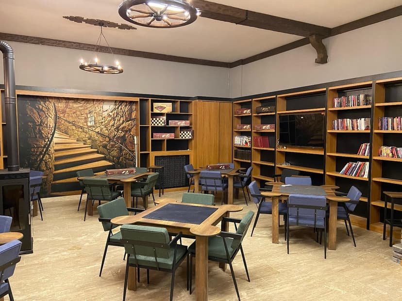 101 Cafe iç mekânı ve oyun masaları