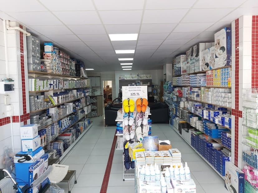 Mağaza içi — medikal ürün reyonları