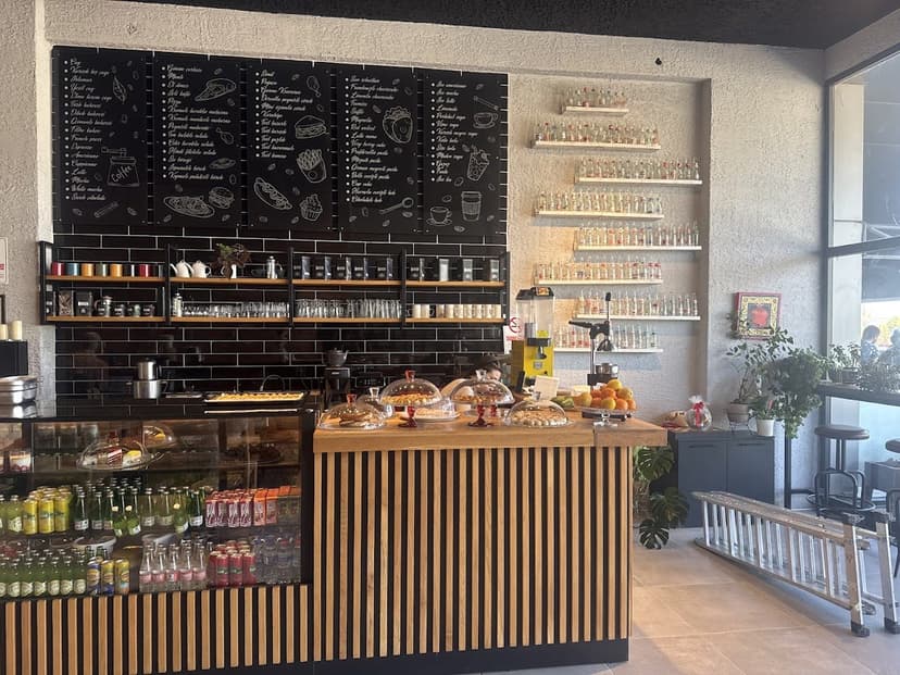 Kafe içi — tezgah, gazoz ve atıştırmalıklar