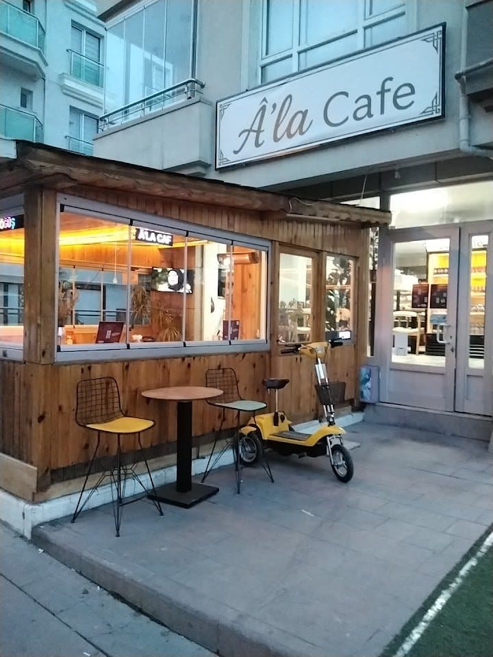 Â'la Cafe tabelası ve mekan önü