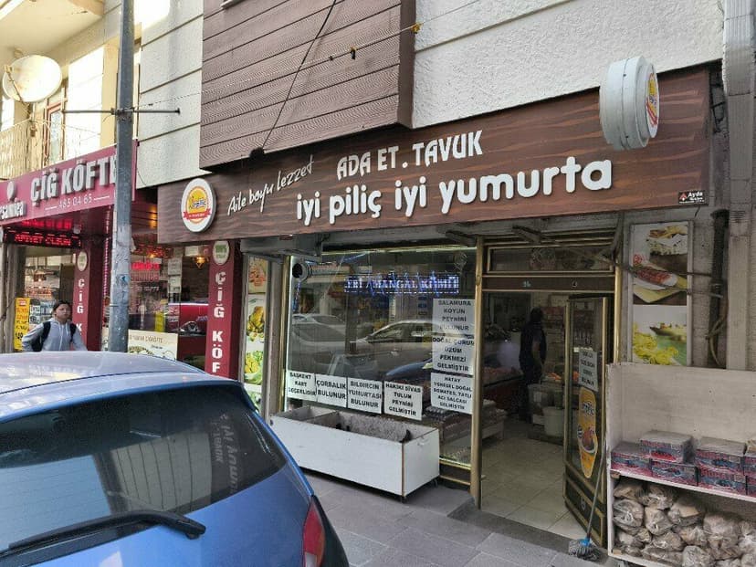 Ada Et Tavuk dükkân tabelası — 'iyi piliç iyi yumurta' (Yandex)
