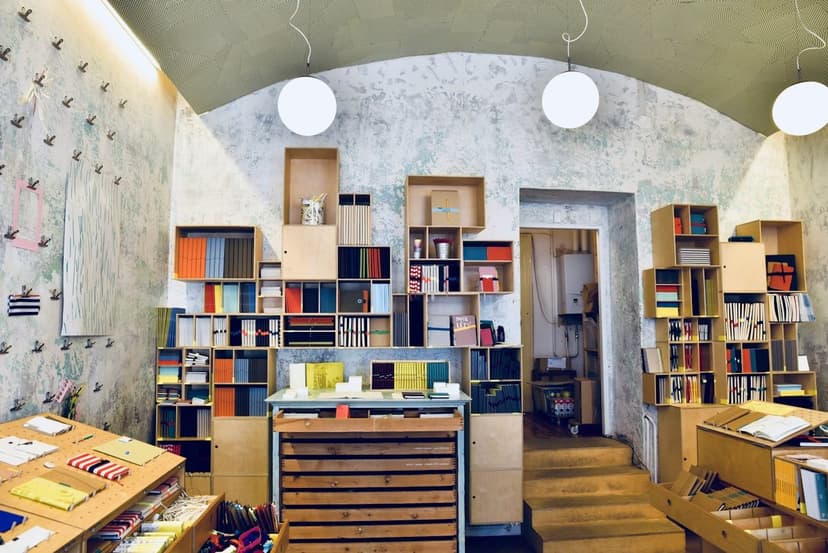 Kırtasiye ve kitap rafları (temsili görsel)