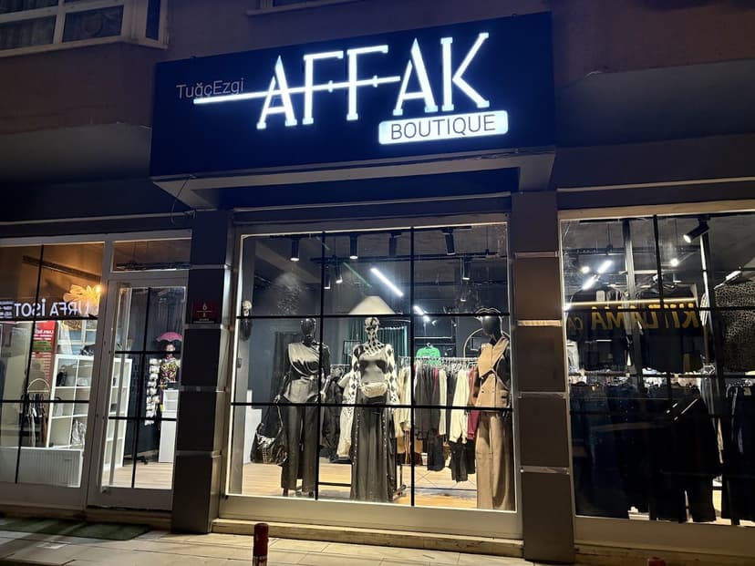 Affak Boutique mağaza cephesi (gece)
