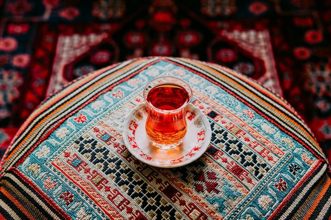 İnce belli bardakta demli Türk çayı (temsili görsel)