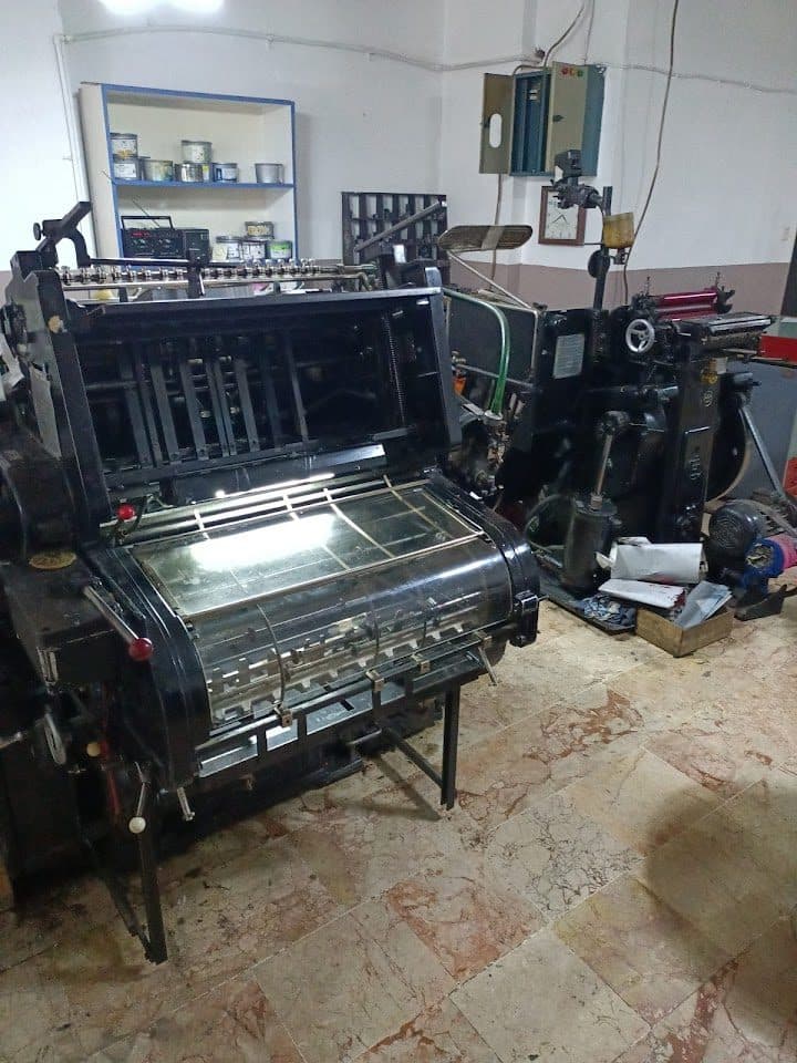 Atölyedeki ofset baskı makinesi