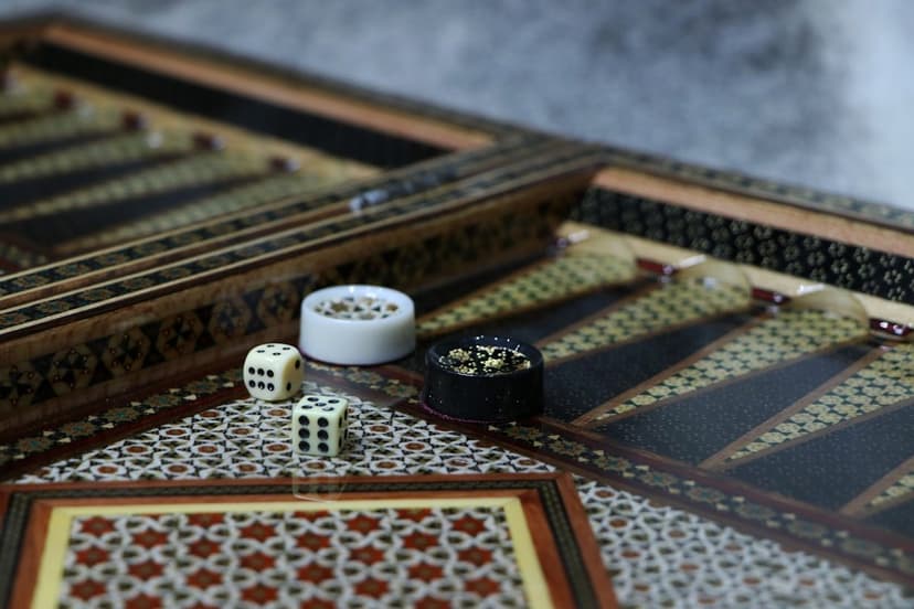 Tavla ve çay eşliğinde kıraathane keyfi (temsili görsel)