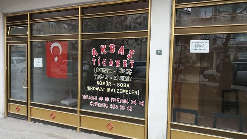 Şht. Selami Atabey Cd. No:8 dükkân cephesi (Akbaş Ticaret / Akbaşlar Emlak)