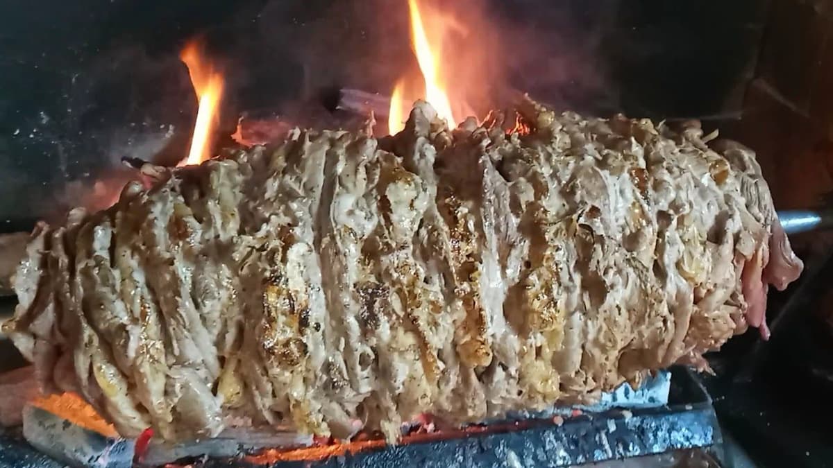 Odun ateşinde pişen cağ kebap — Aksu Cağ Kebap