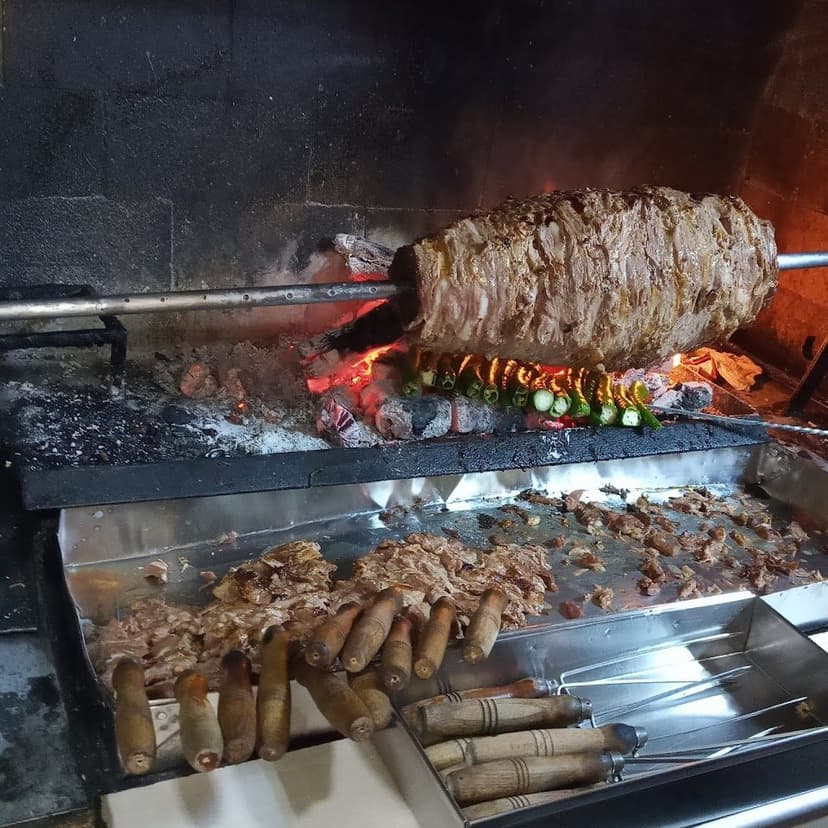 Ocakta közlenen cağ kebap şişleri