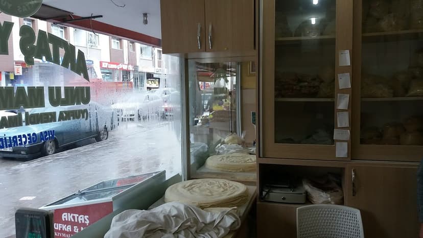 Dükkân içi — taze yufka tezgahı