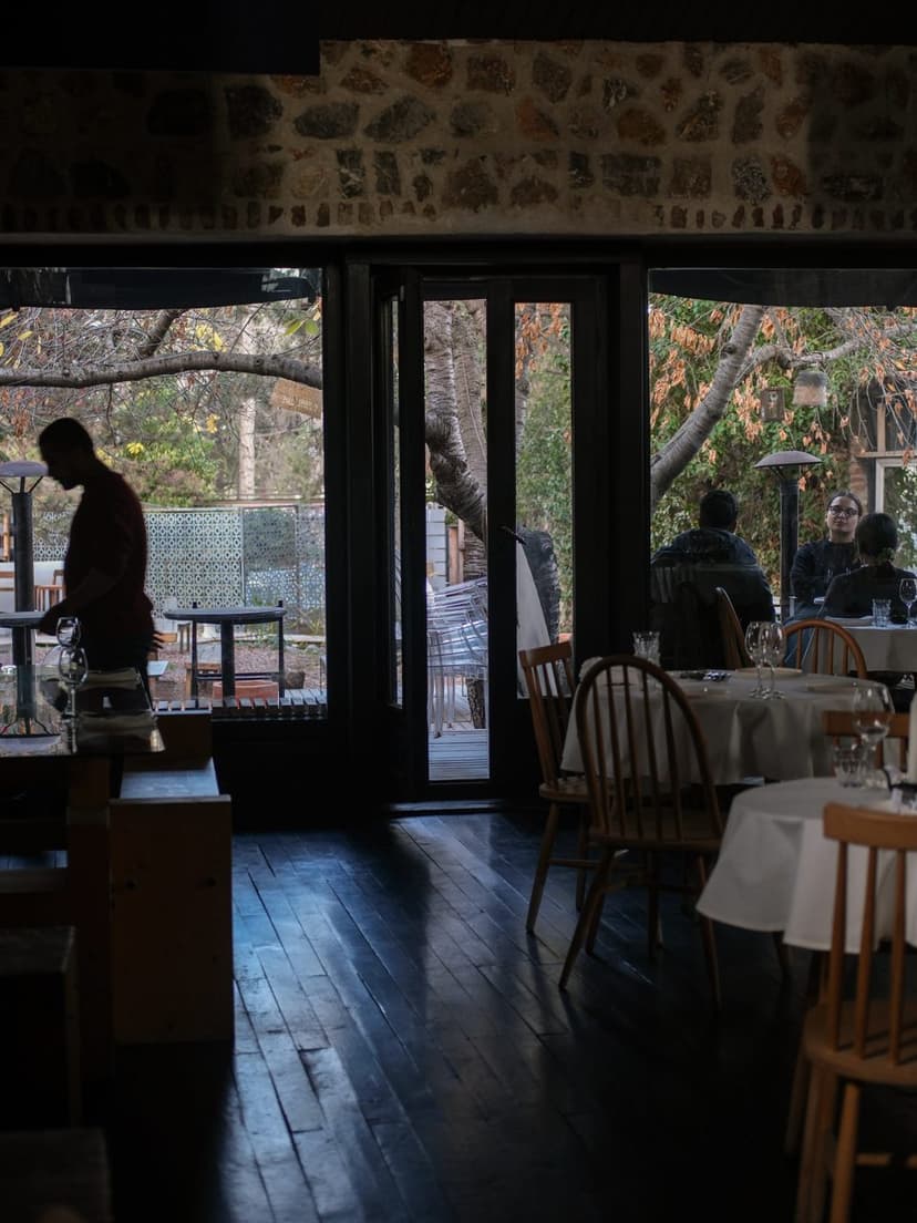 alma table taş ev iç mekan ve yemek salonu