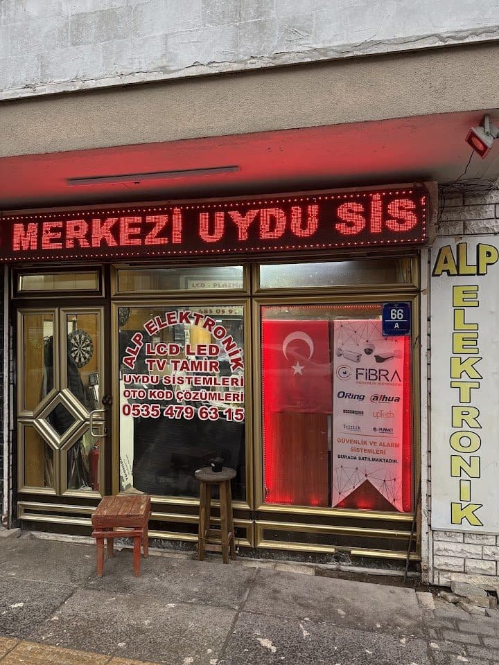 Alp Elektronik dükkân vitrini ve tabelası