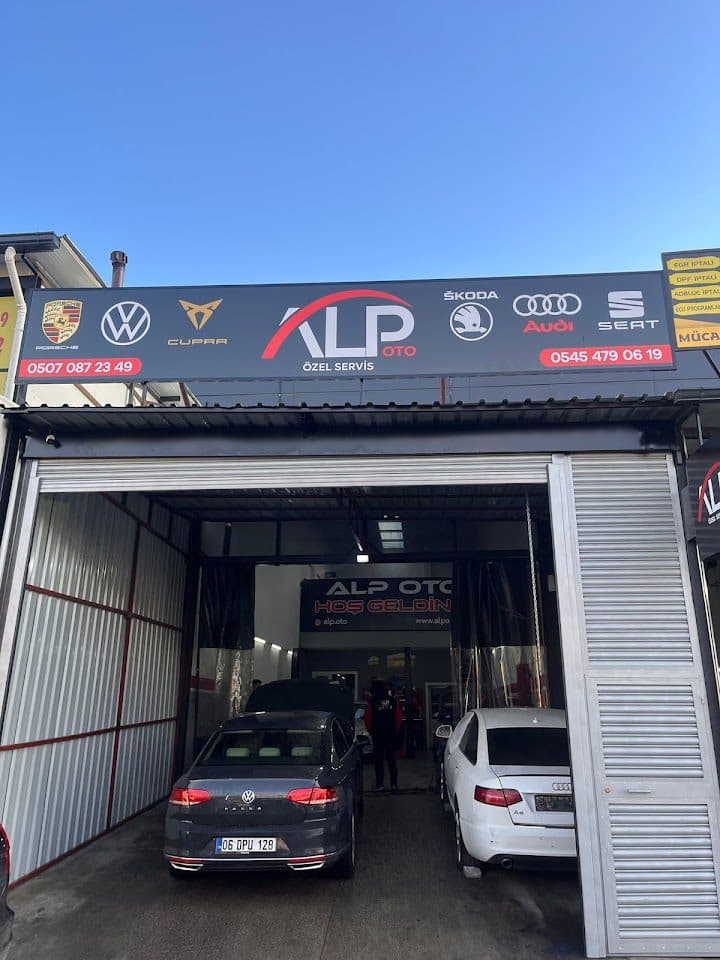 Alp Oto servis girişi ve marka tabelası