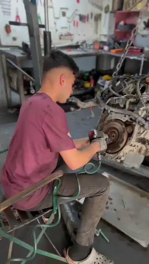 Usta fren/aks bakımı yaparken