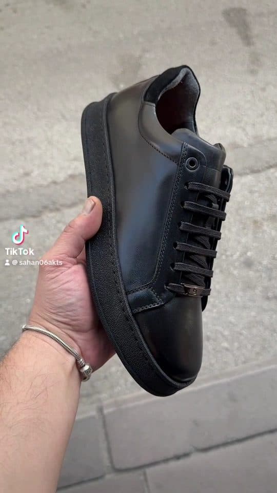 Bakımı yapılmış spor ayakkabı