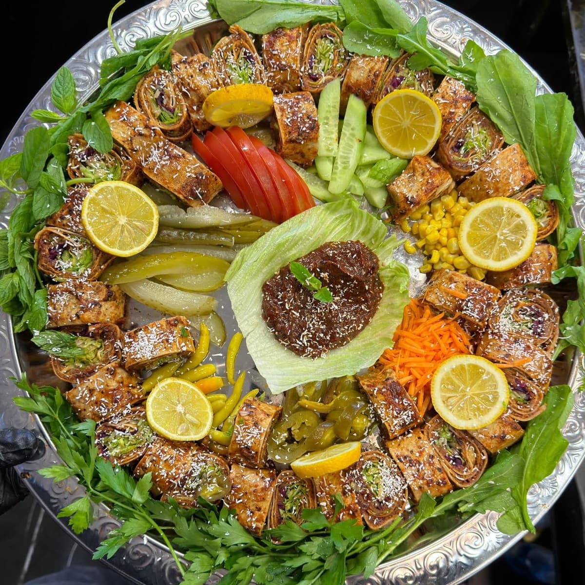 Altın Gurme çiğ köfte tabağı — taze yeşillikler ve limon ile
