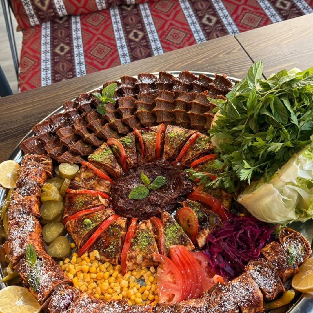 Garnitürlü çiğ köfte porsiyonu