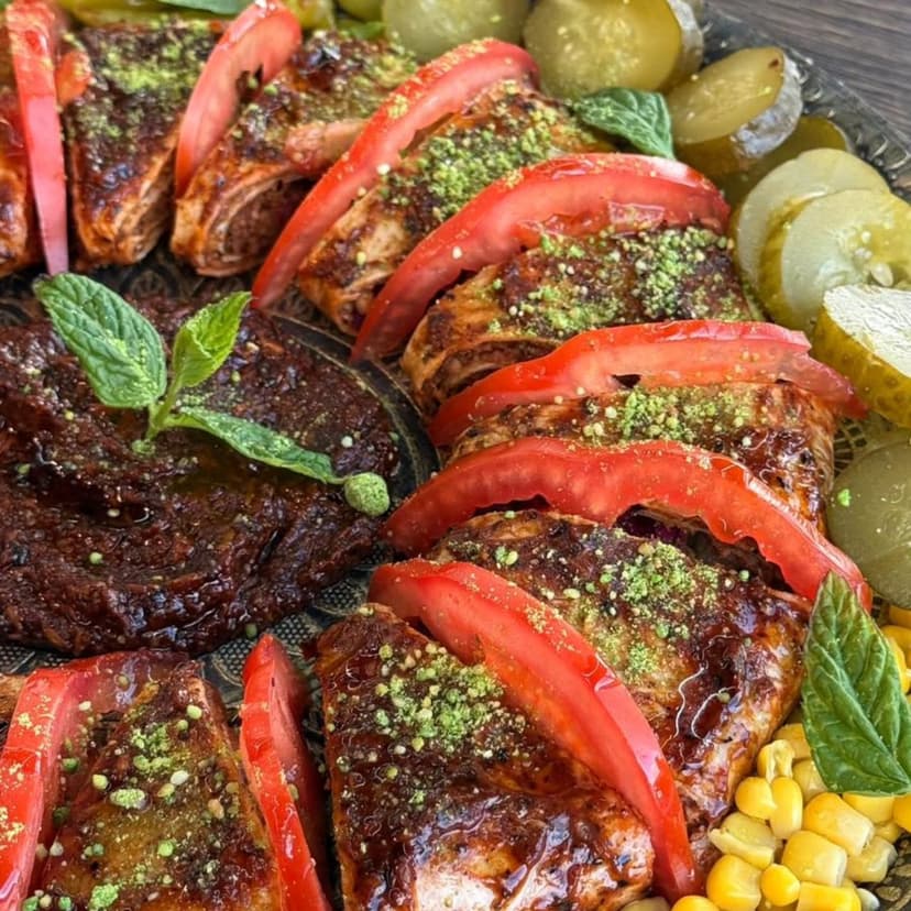 El yoğurması çiğ köfte sunumu