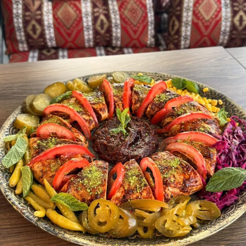 Bol malzemeli çiğ köfte tabağı