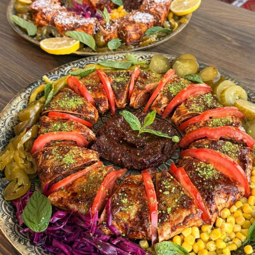 Garnitürlü çiğ köfte sunumu