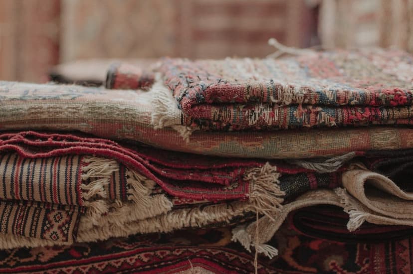 Mağazada katlanmış halı çeşitleri (temsili görsel)