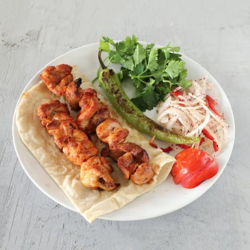 Tavuk şiş, lavaş ve közlenmiş garnitür