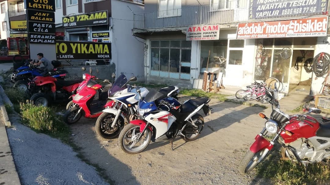 Dükkân önünde motosiklet ve scooterlar