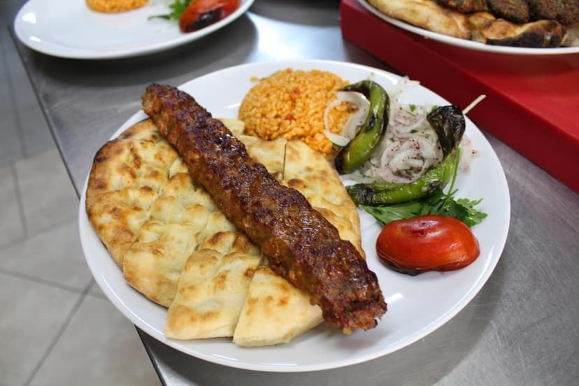 Izgara kebap tabağı, garnitür ile