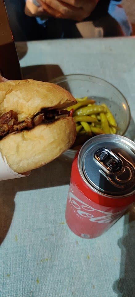 Ekmek arası döner, patates ve içecek