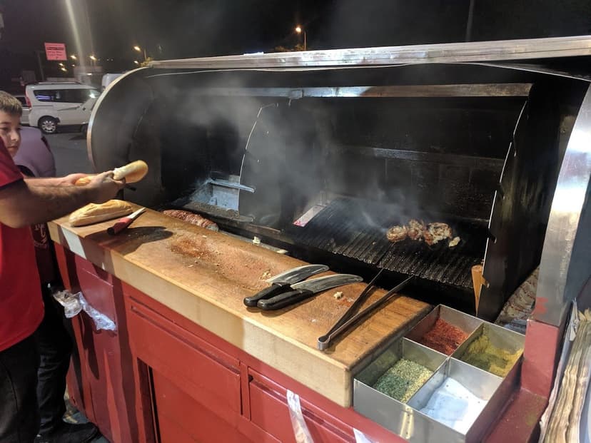 Akşam servisi — mangal başında