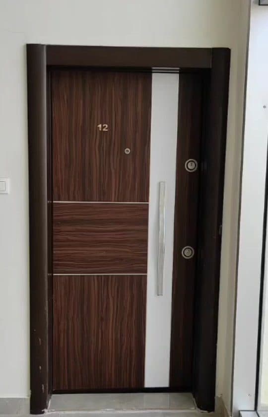 Daire giriş kapısı (portföy)
