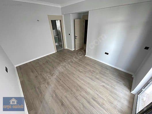 Aydınlık, parke zeminli oda (portföy)
