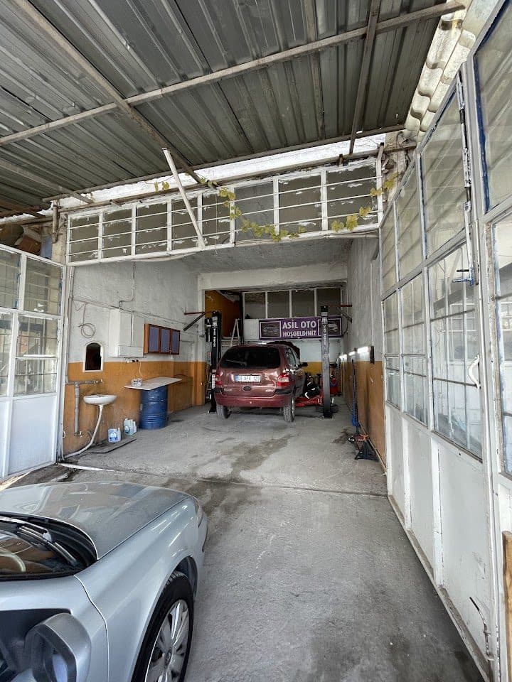 Servis bölmeleri ve araç giriş alanı