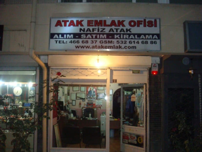 Atak Emlak Ofisi tabelası — Nafiz Atak, alım-satım-kiralama
