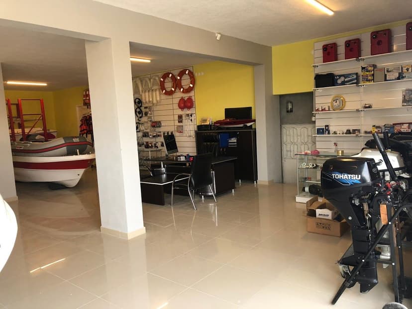 Atalay Marine mağaza içi — tekneler, deniz motorları ve denizcilik malzemeleri