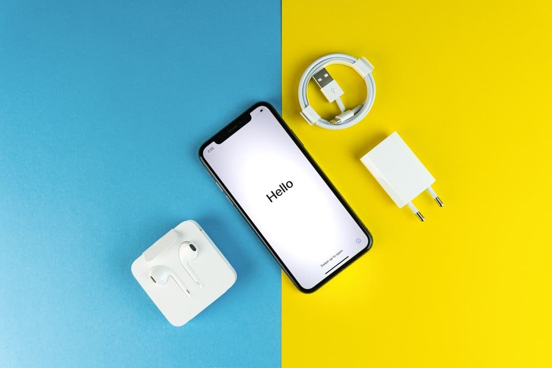 Telefon, şarj aleti ve kulaklık (temsili görsel)
