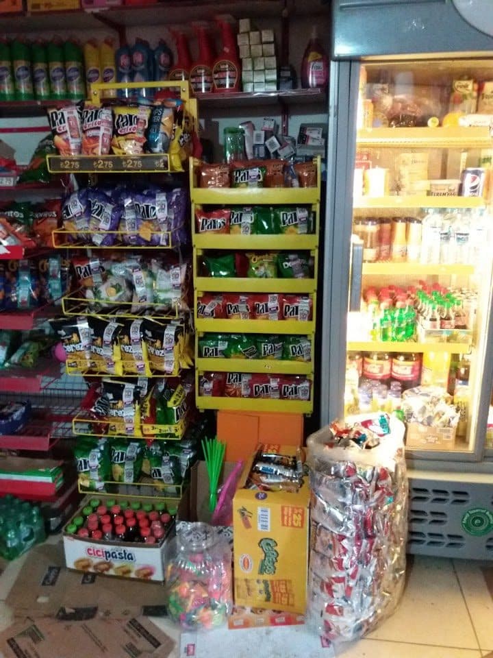 Market içi raflar ve soğuk içecek dolabı