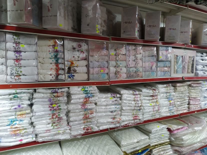 İşlemeli havlu ve çeyizlik tekstil rafı