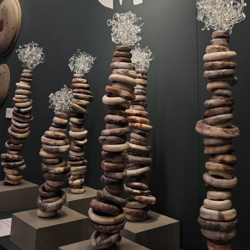 Üst üste dizilmiş seramik totem çalışmaları