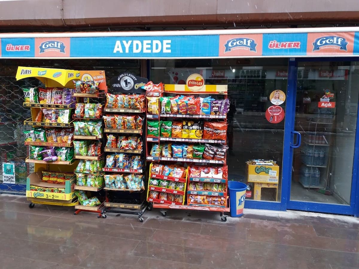 Aydede Market dükkân girişi ve atıştırmalık reyonu