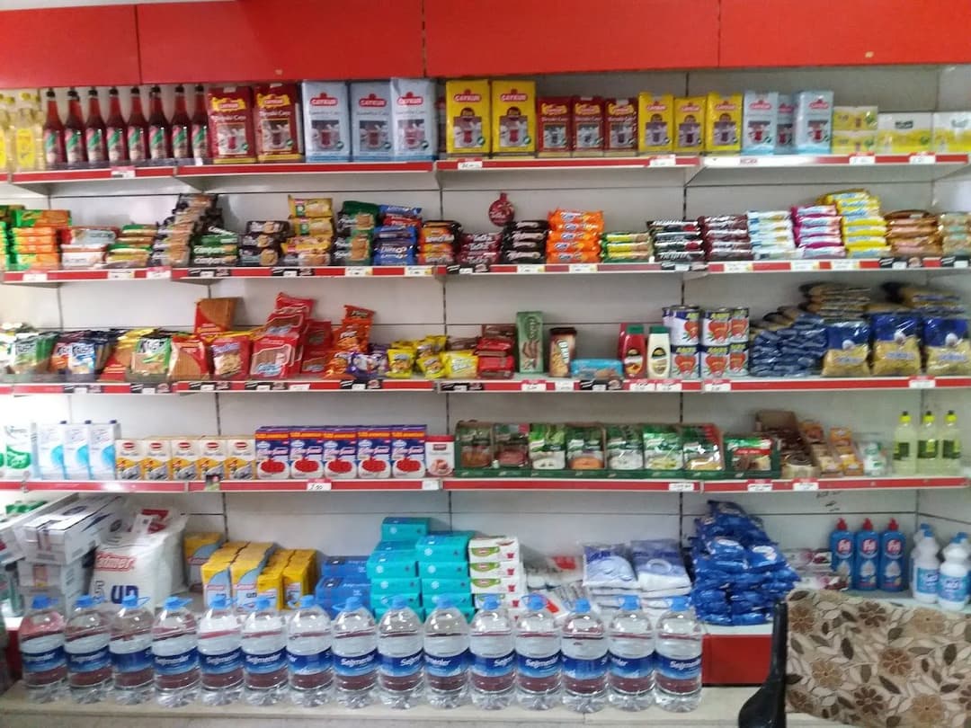 Market raflarında temel gıda ve günlük ürünler