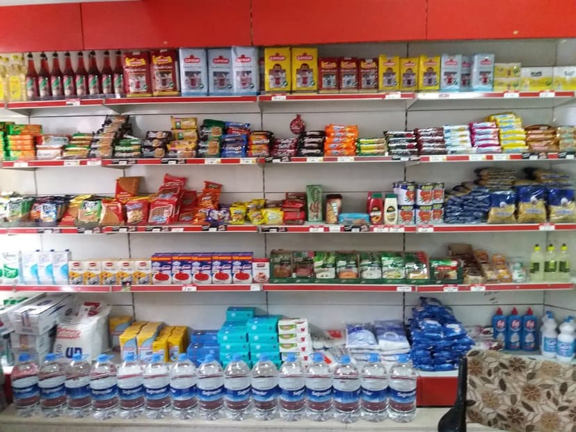 Market raflarında temel gıda ve günlük ürünler