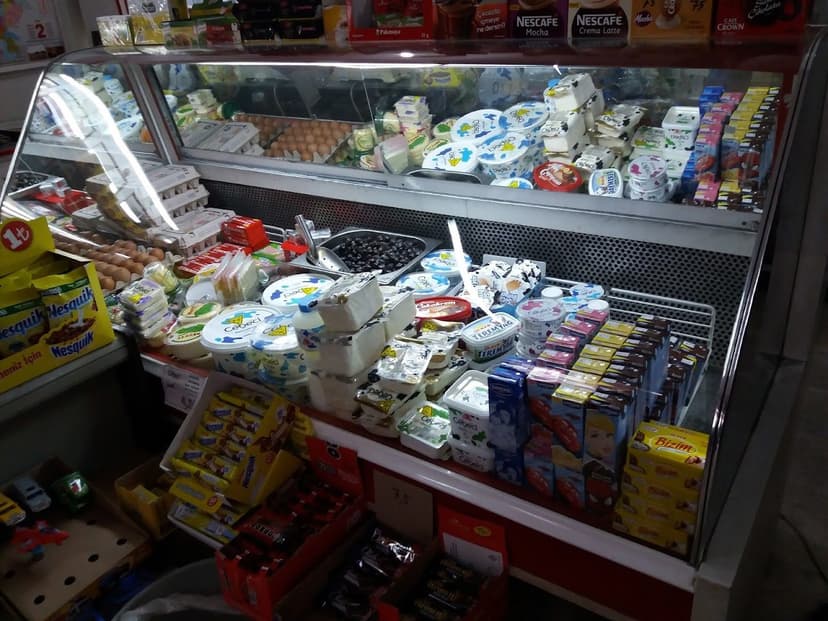 Şarküteri ve süt ürünleri reyonu