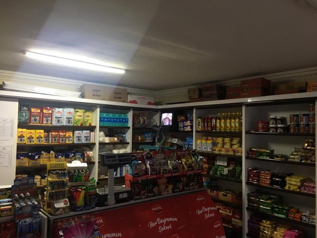 Market içi raflar — çay, kahve, kuru gıda ve atıştırmalık