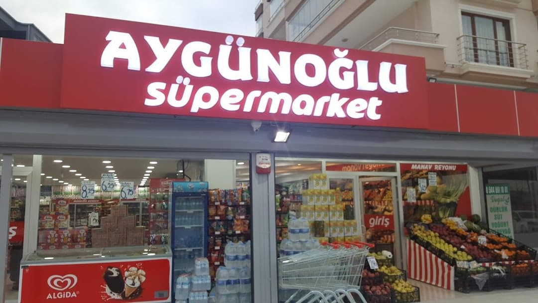 Mağaza girişi ve manav reyonu