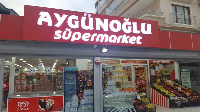 Mağaza girişi ve manav reyonu
