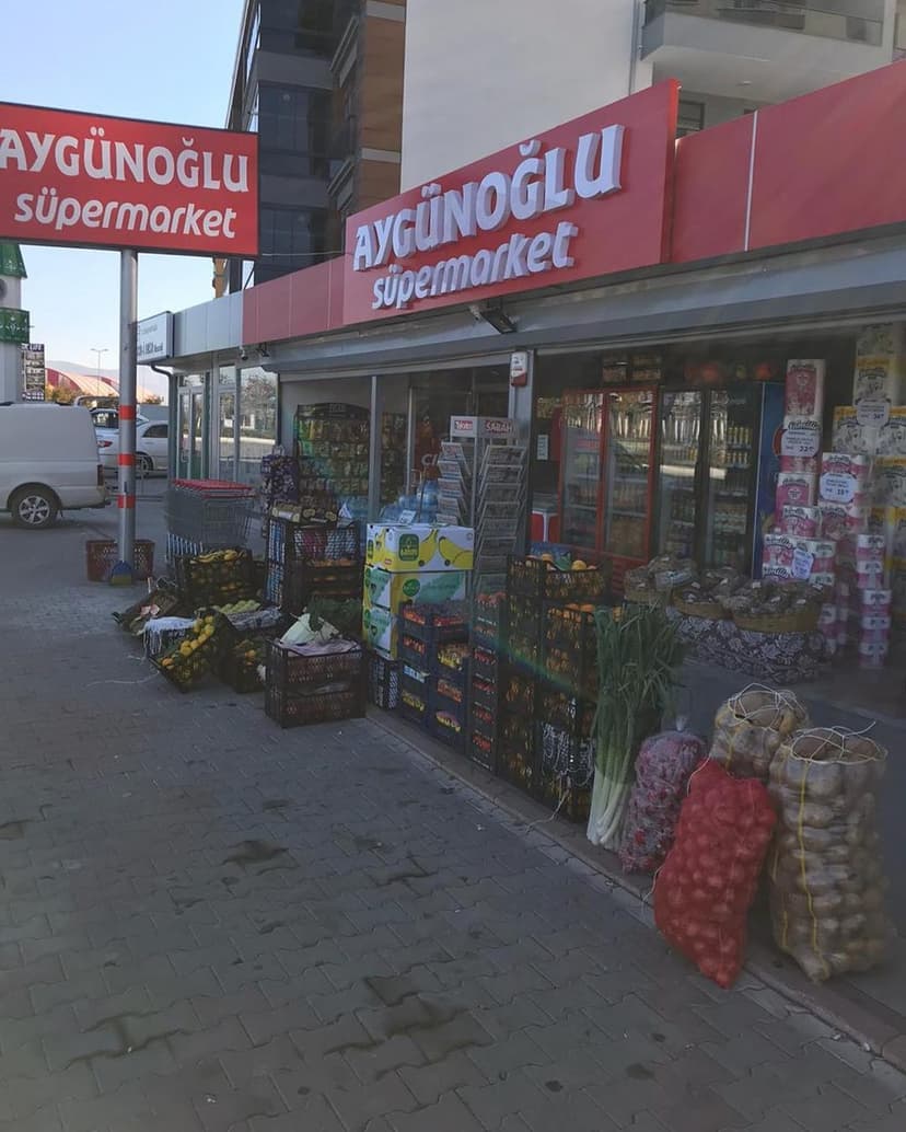 Cephedeki taze meyve-sebze ve manav sergisi