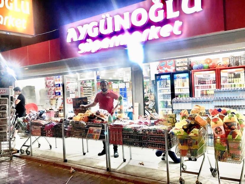 Akşam saatlerinde dükkân ve ürün tezgâhı